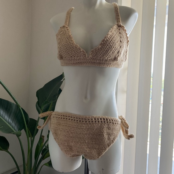 Bikini top and bikini bottom. Neutral colour. - Picture 1 of 2